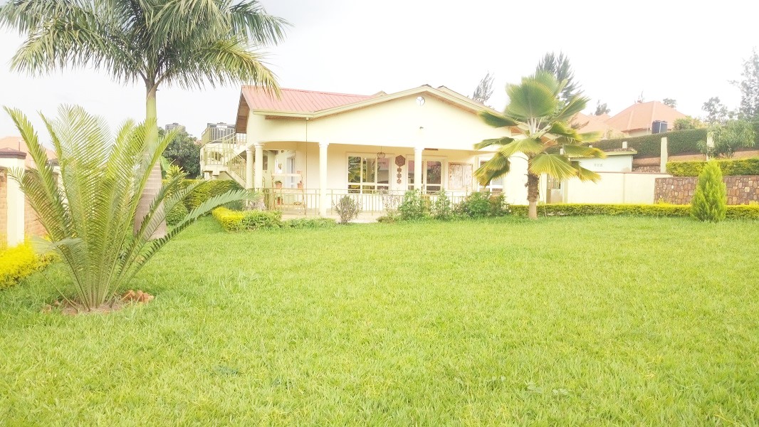 A FURNISHED 4 BEDROOM HOUSE WITH LOVELY GARDEN